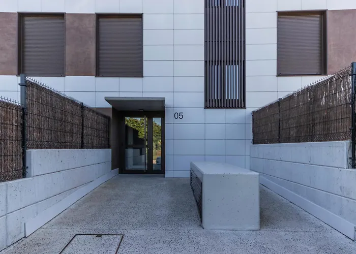 Akomodat En Precioso Y Moderno Con Jardin Y Parking