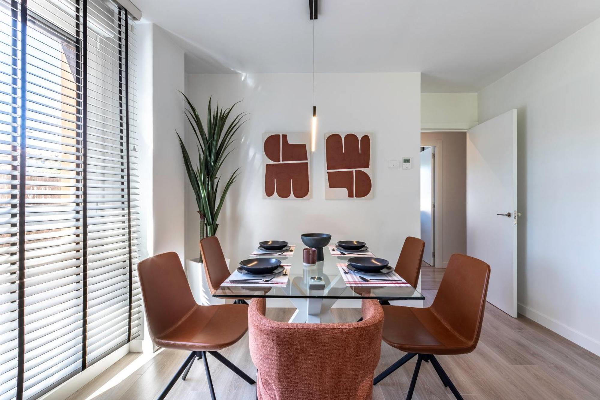 Akomodat En Precioso Y Moderno Con Jardin Y Parking